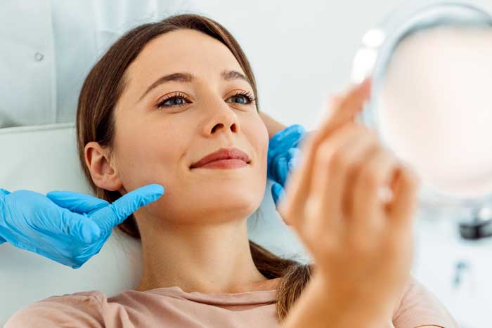 Kvinna hos tandläkare som ska få behandling inom estetiska injektioner